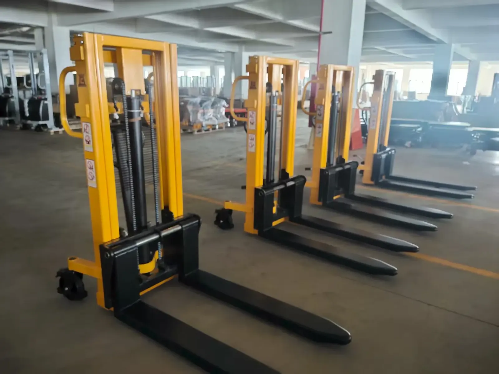 Hand Mini Lifter Stacker Forklift 2 Ton photo 3