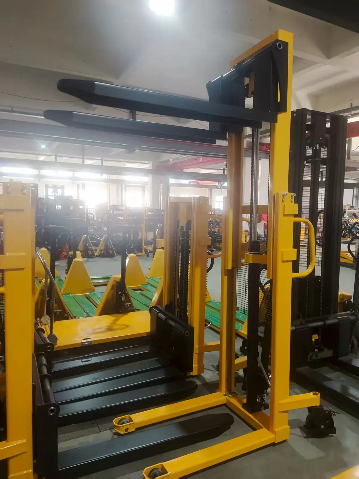 Hand Mini Lifter Stacker Forklift 2 Ton photo 4