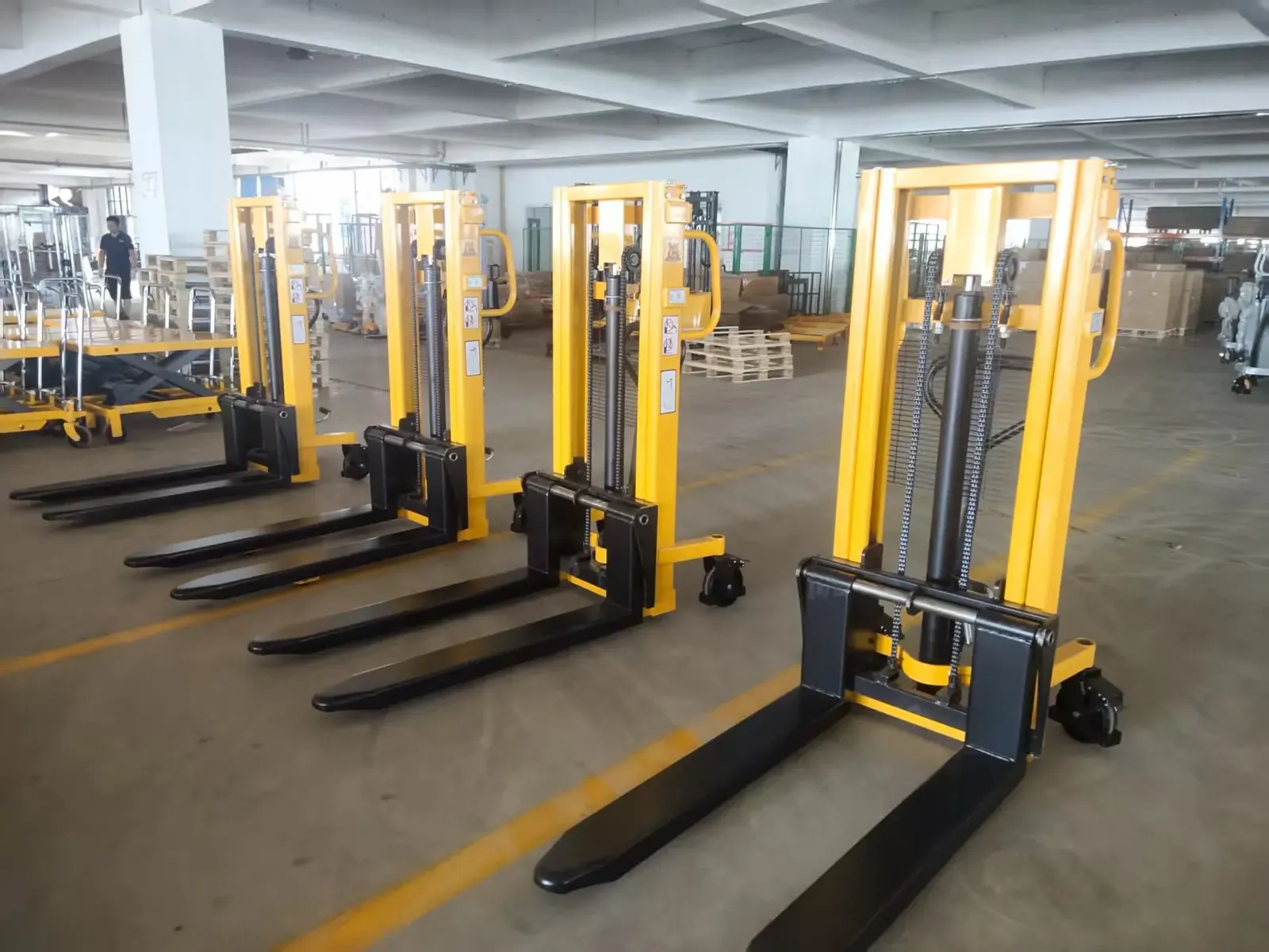 Hand Mini Lifter Stacker Forklift 2 Ton photo 5