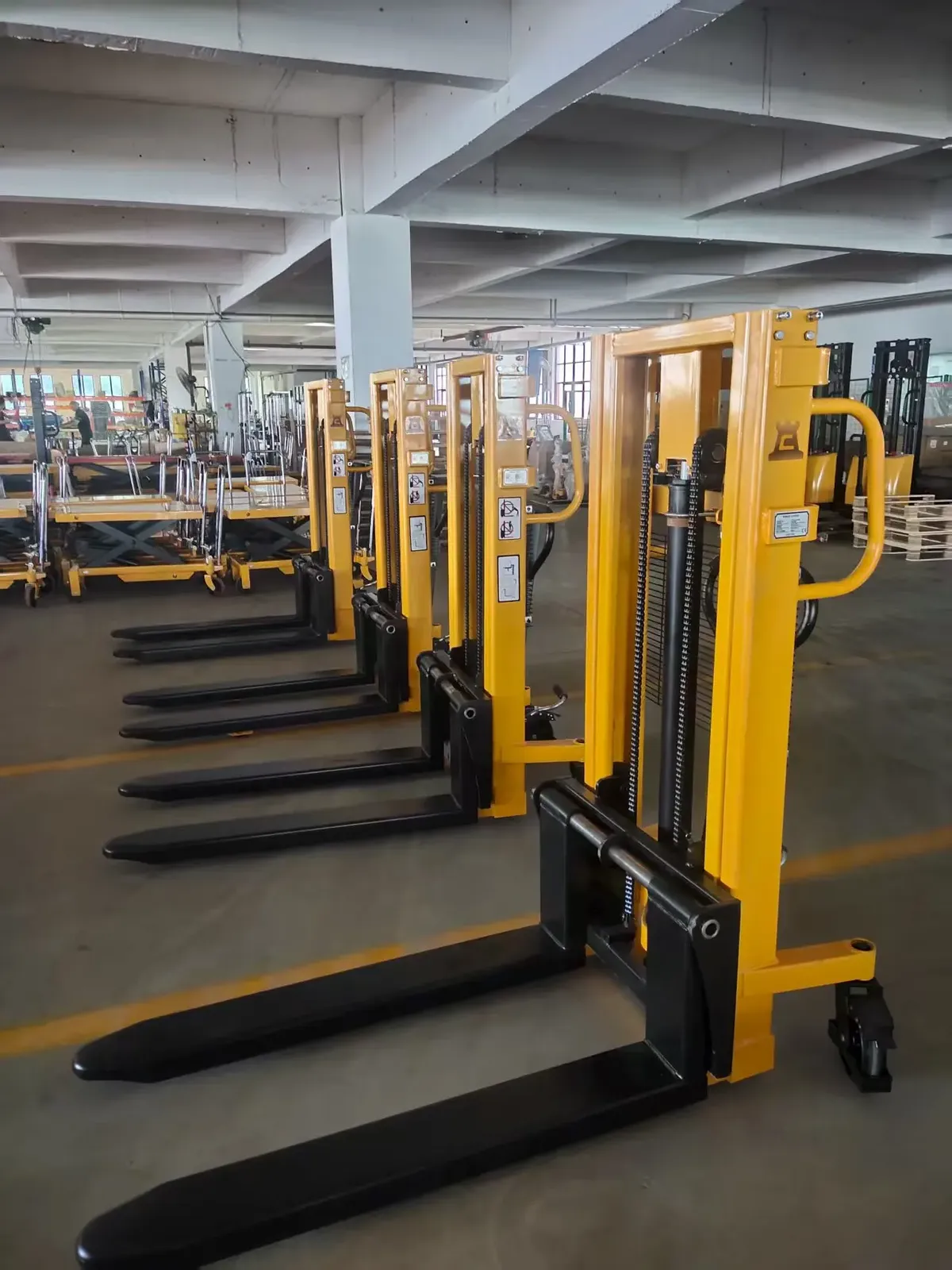 Hand Mini Lifter Stacker Forklift 2 Ton photo 6